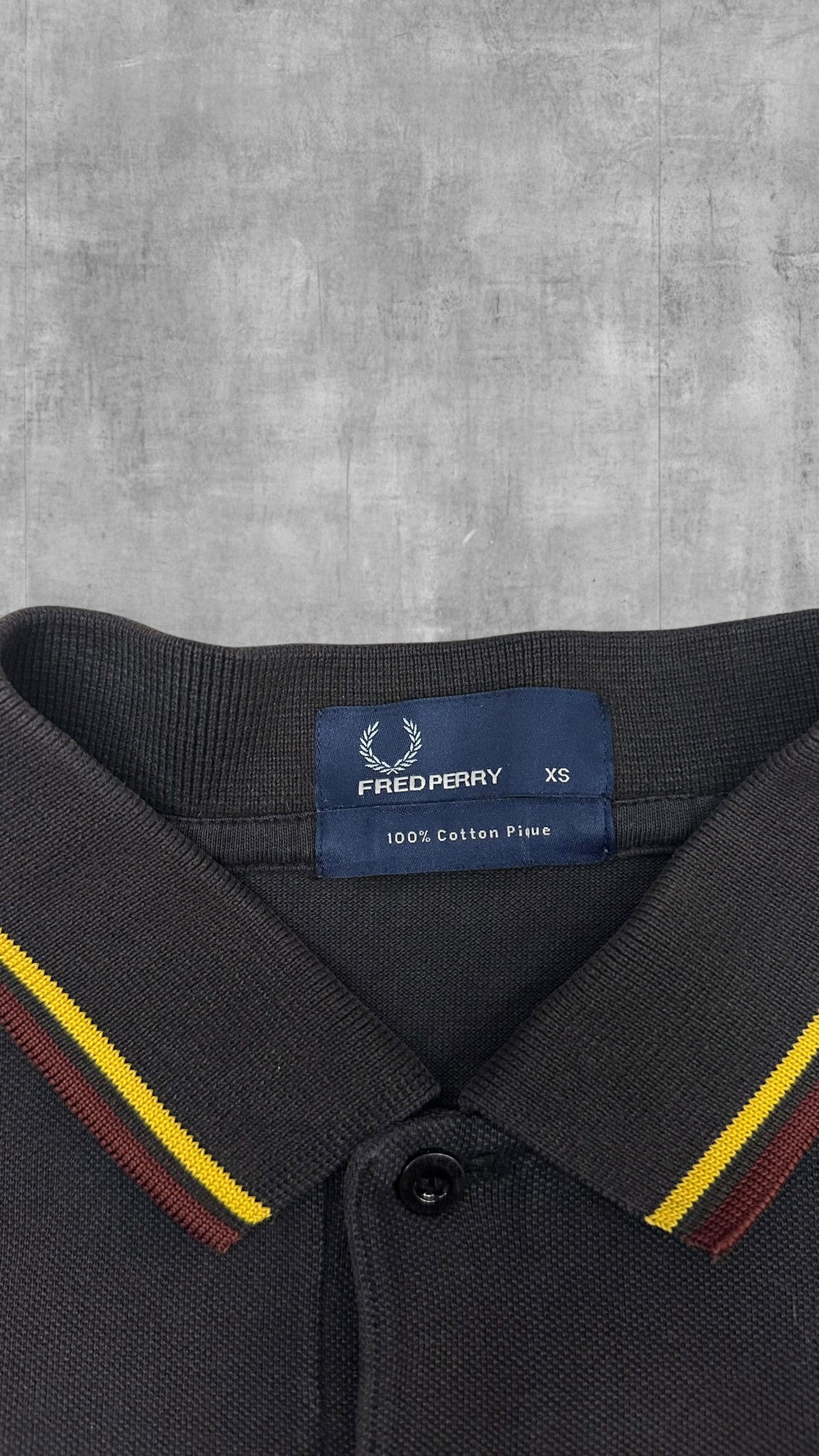 Fred Perry Polo Shirt Dunkelgrau Weinrot Gold XS