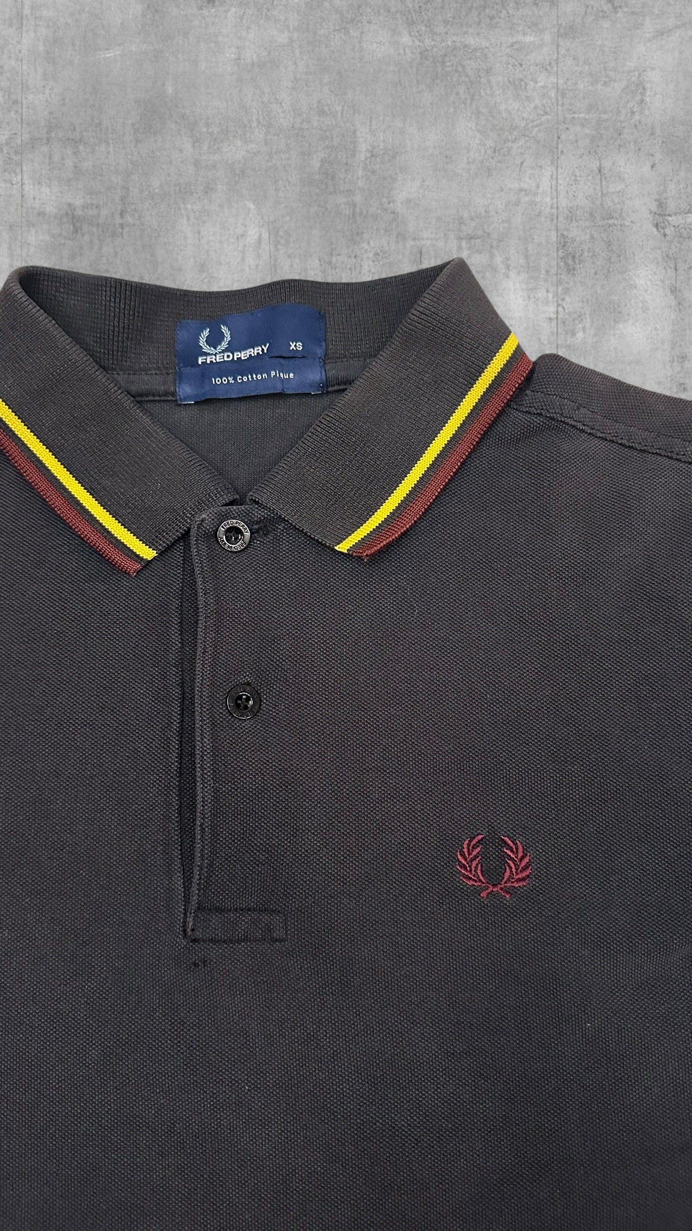 Fred Perry Polo Shirt Dunkelgrau Weinrot Gold XS
