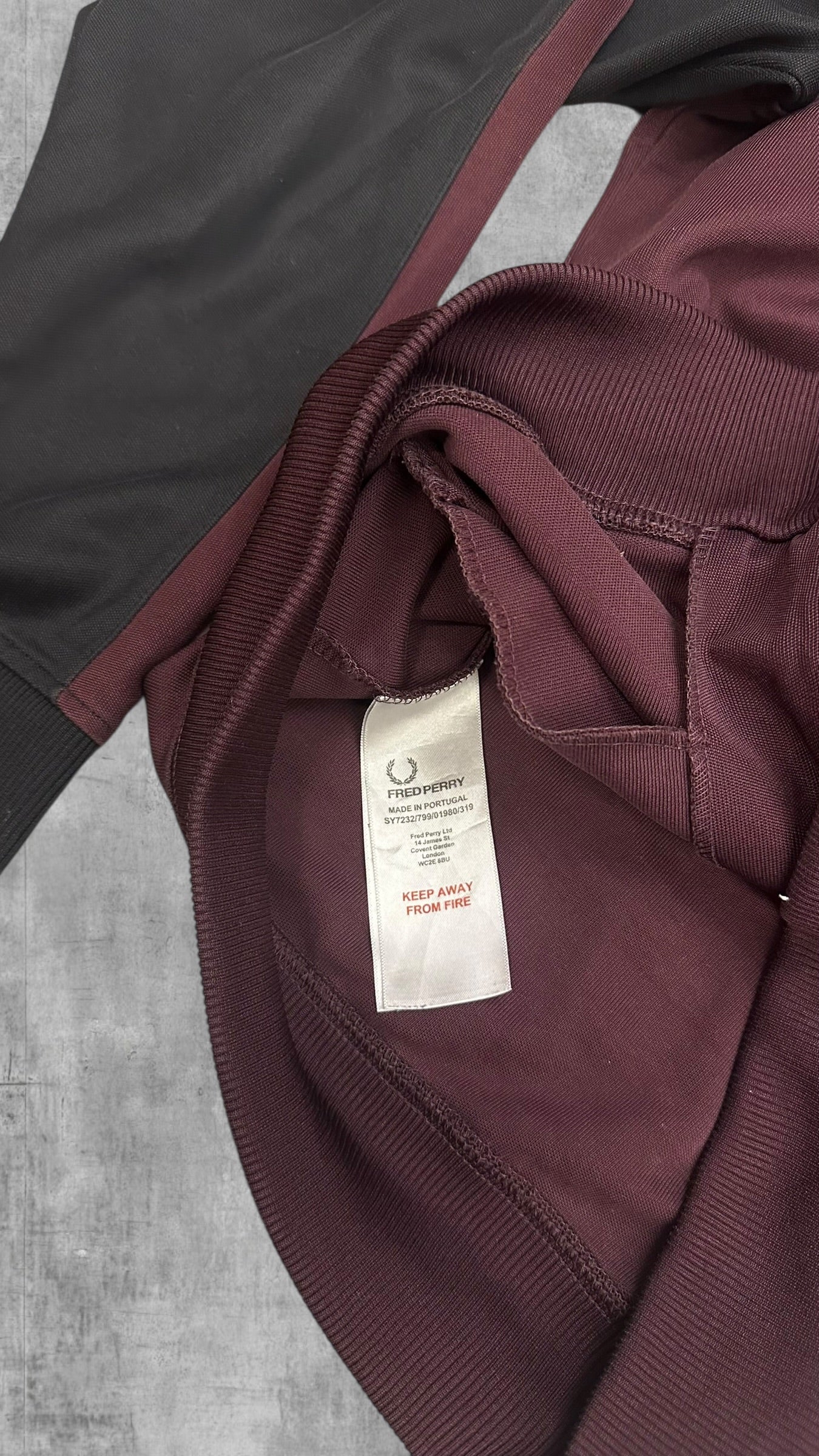 Fred Perry Trainingsjacke Taped Zip Jacke Weinrot Schwarz Frauengröße XL Männer M