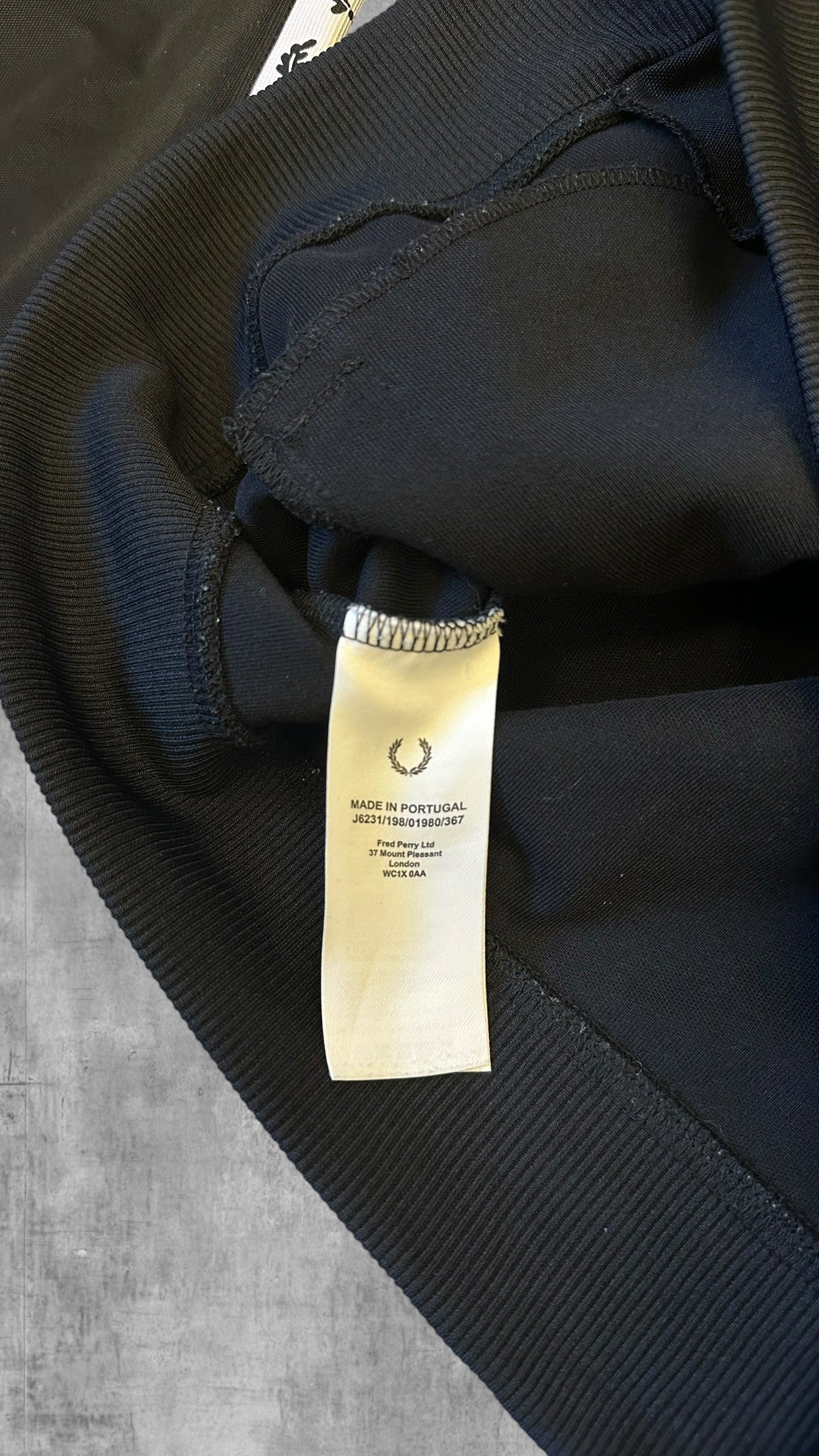 Fred Perry Trainingsjacke Taped Zip Jacke Schwarz Weiß M