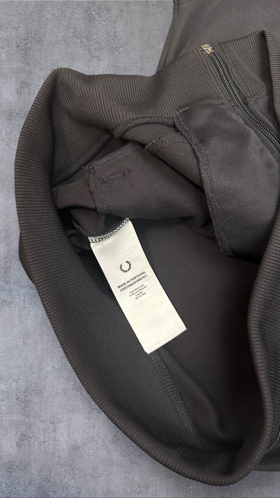 Fred Perry Trainingsjacke Taped Zip Jacke Grau Beige M