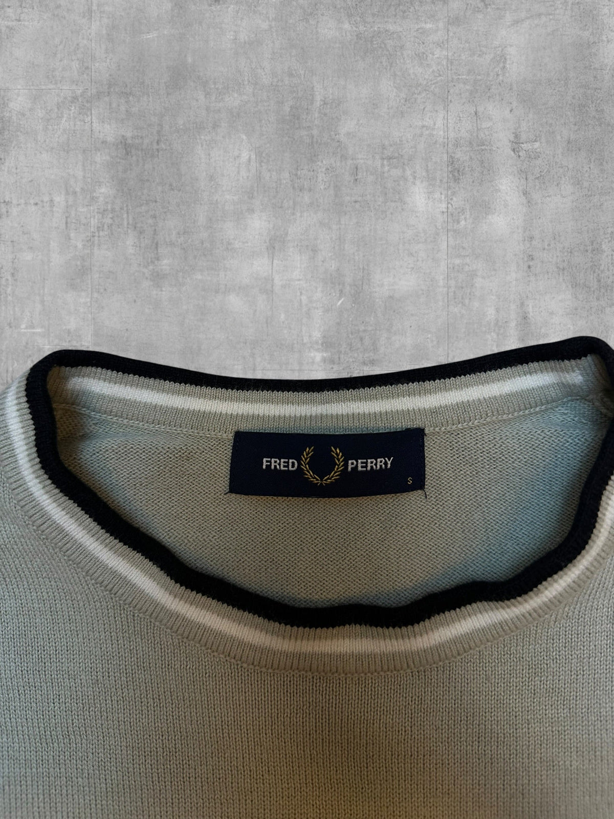 Fred Perry Strickpullover Salbeigrün - Nackentag