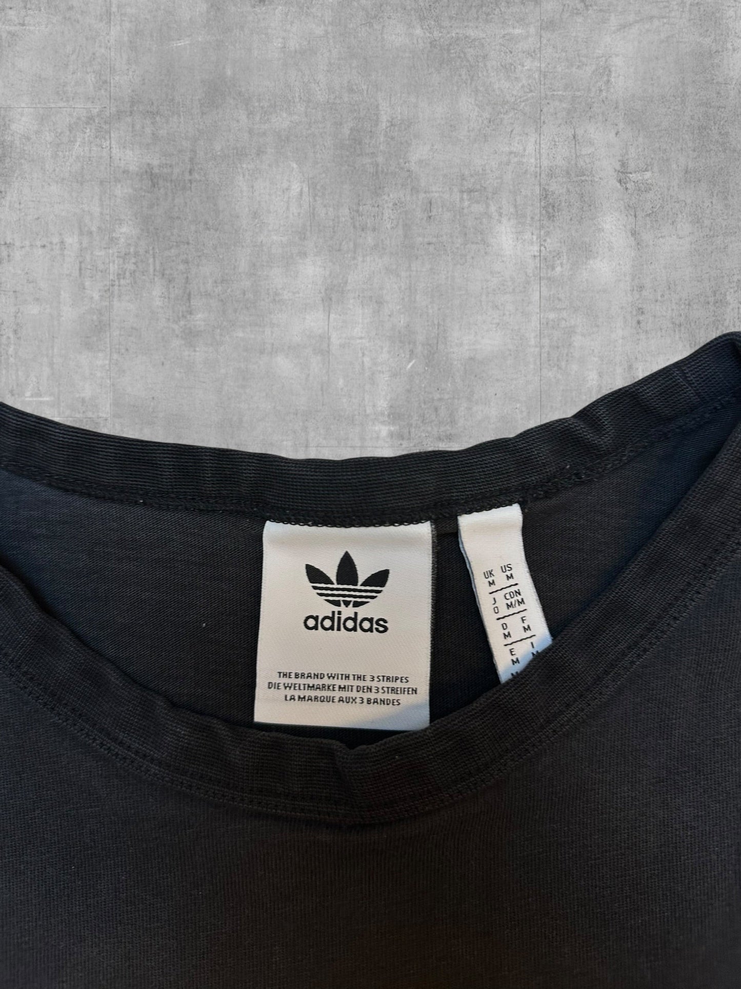 Adidas T-Shirt Schwarz - Nackentag
