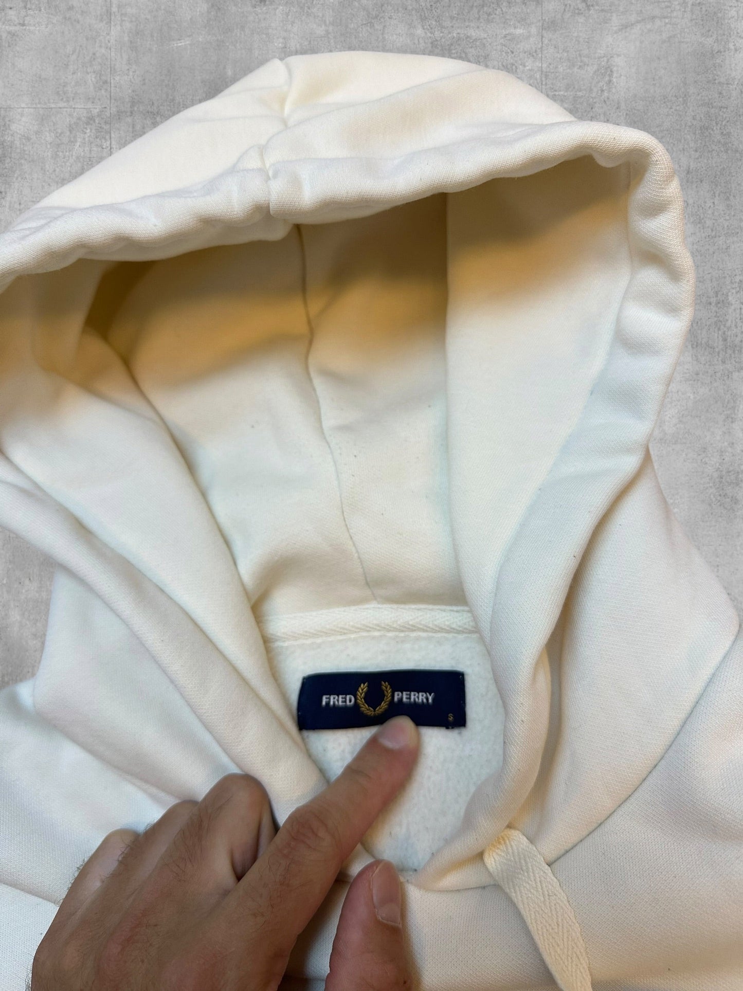 Fred Perry Hoodie Creme - Nackentag