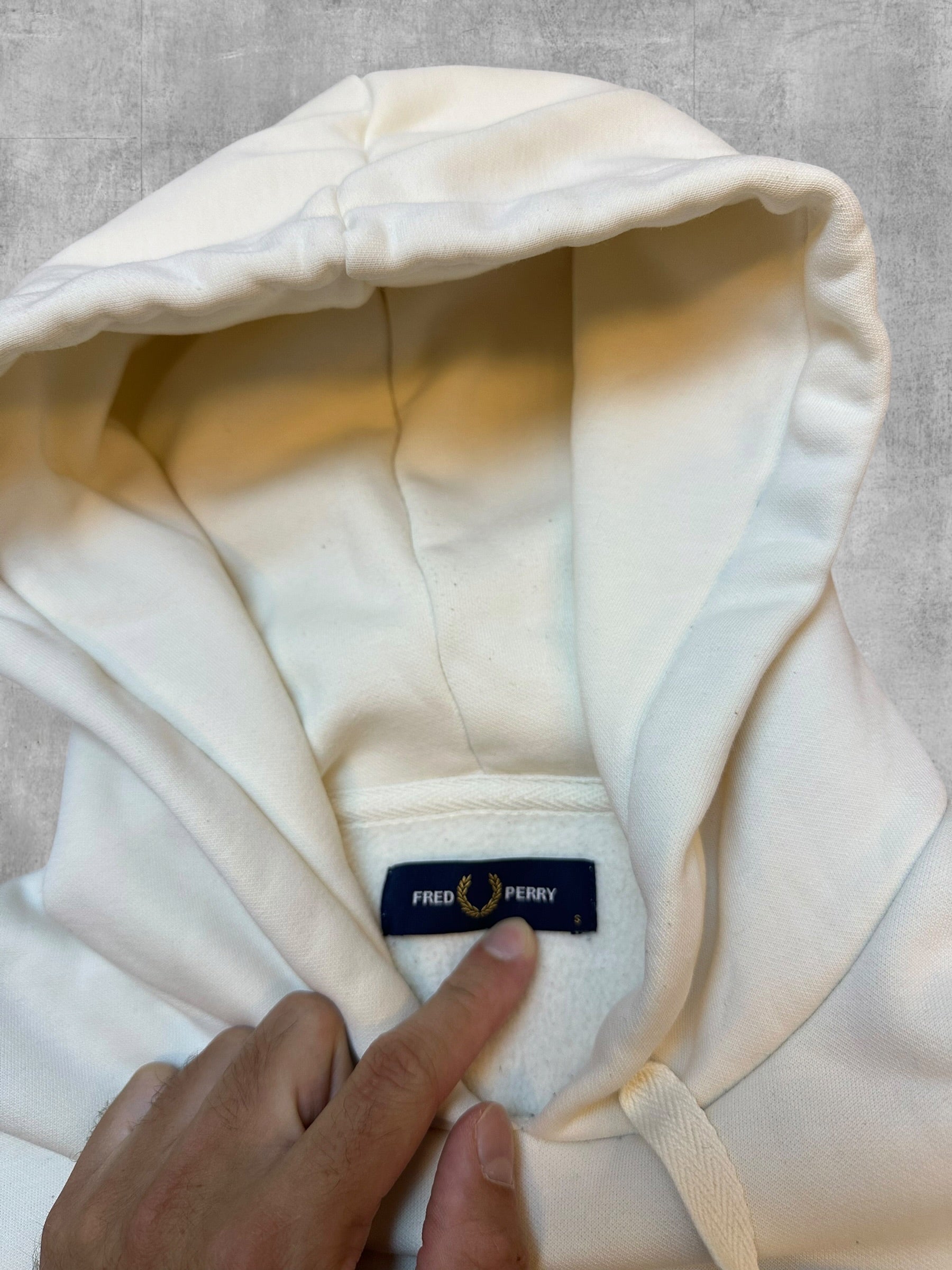 Fred Perry Hoodie Creme - Nackentag